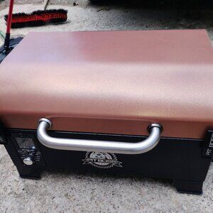 PitBoss Smoker/Grill w Blackstone Spatula and Grill Kit